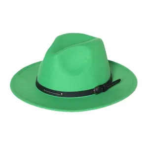 Groene vilt hoed detail, elegante zwarte lederen riem met metalen gesp, retro winterstijl.