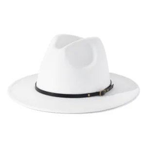 Weißer Wollfilz Fedora Hut mit schwarzem Gürtel und Metallschnalle, elegante britische Mode.