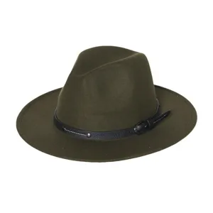 Gedetailleerd overzicht van de olijfgroene viltfedora met zwarte lederen band en gesp.