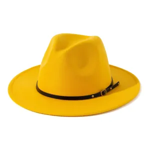 Detailansicht des gelben Fedora-Hutes mit schwarzem Gürtel, stilvoller Filzhut für Damen.