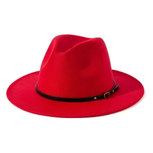 Nahaufnahme der roten Fedora-Hut-Details mit feiner Wollfilztextur und schwarzem Gürtel.