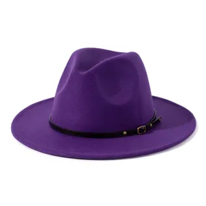Violetter Fedora Hut für Damen, eleganter britischer Stil Filzhut mit schwarzem Gürtel.