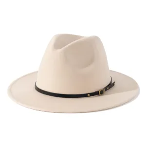 Detailansicht des beigen Woll-Fedora-Hutes mit schwarzem Lederriemen und Metallschnalle.