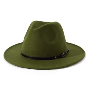 Detailansicht des olivgrünen Fedora-Hutes mit stilvollem schwarzem Ledergürtel und Metallschnalle.