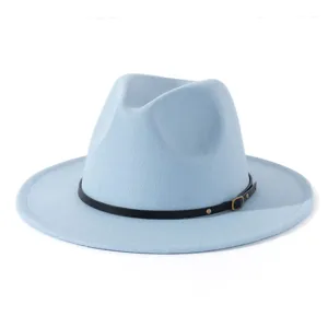 Hellblauer Fedora Hut für Damen, eleganter Wollfilzhut mit schwarzem Ledergürtel für den Alltag.