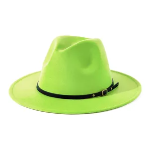 Nahaufnahme des leuchtend neongrünen Fedora-Hutes mit einem schwarzen Ledergürtel und Metallschnalle.