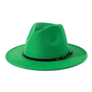 Grüner Fedora Hut Detailansicht im britischen Stil mit schwarzem Gürtel dekorativ.