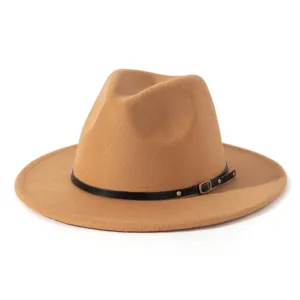 Brauner Wollfedora Hut mit schwarzem Gürteldetail, klassische flache Krempe im britischen Stil.
