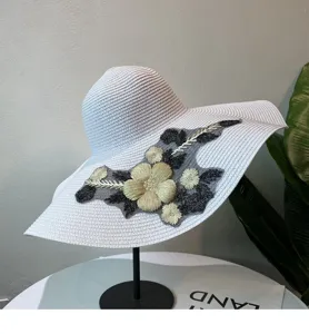 Damen Sonnenhut mit breiter Krempe und Blumenstickerei, ideal für Sommerurlaub Strand und UV-Schutz.