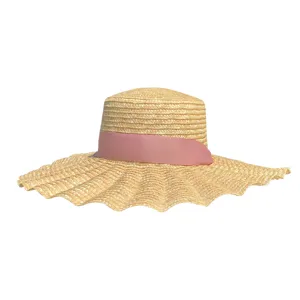 Cappello di paglia da donna a tesa larga con nastro rosa, ideale per la spiaggia e l'estate.