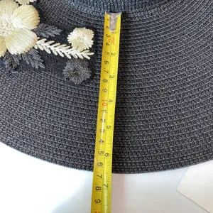 Schwarzer Strohhut mit Blumenstickerei und breitem Rand für Damen Sommer Strand.
