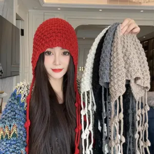 Detailaufnahme der handgestrickten Quasten-Beanies mit mehreren Farboptionen für Damen.