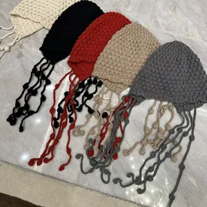 Handgemachte Häkelmütze mit Quasten und langen Bändern, kuschelige warme Wintermütze Damen.
