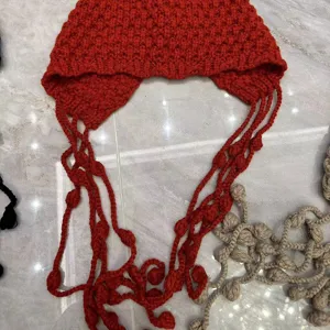 Handgemachte Häkel-Bommel-Wollmütze für Damen, warme Ohrenklappen-Strickmütze mit Quasten.