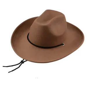 Chapeau cowboy western en feutre marron classique avec jugulaire tressée et large bord.