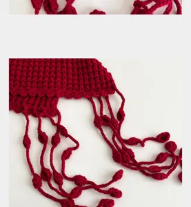 Handgemachte rote Häkel-Strickmütze Detail mit filigranen Texturen und Quasten.