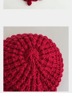 Handgemachte rote Strickwolle Beret Mütze Nahaufnahme Textur Detail warmer Winter Mütze