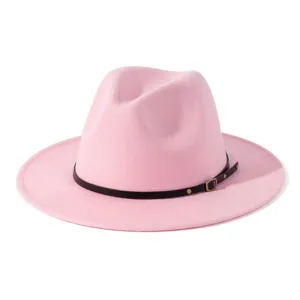 Nahaufnahme eines schicken rosa Filzhutes mit stilvollem schwarzem Ledergürtel.