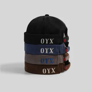 Vue détaillée de la casquette docker brodée de lettres style urbain tendance pour tous.