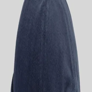 Gros plan détaillé du bonnet docker en velours côtelé bleu foncé avec de belles coutures.