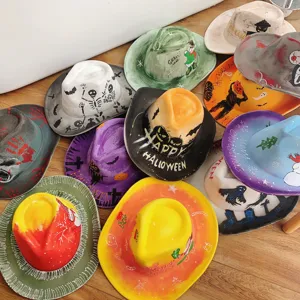 Bunte bemalte Weihnachtsmann und Halloween Cowboyhüte für Partys und festliche Anlässe.