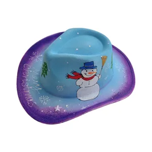 Nahaufnahme des Weihnachtscowboyhutes mit Schneemann Druck und blauem Farbverlauf Filz.