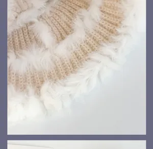Strick-Eimerhut Detail mit flauschigem Plüschbesatz, warmes Wintermodeaccessoire für Damen.