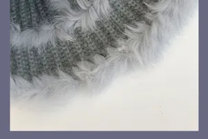 Grauer flauschiger Strick Winter Eimerhut Detail mit weicher Plüsch-Fell Textur gemütlich.