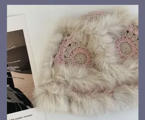 Detailaufnahme des handgefertigten Häkel-Plüsch-Bucket-Hats mit Fellbesatz und Blumenmuster.