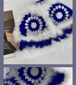 Handgefertigter Häkel-Winterhut mit flauschigem Plüschbesatz, blau-weiße Strickmütze für Damen.