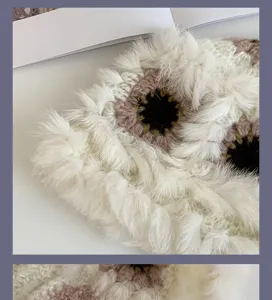 Nahaufnahme des handgemachten flauschigen Häkelwinterhutes mit weicher warmer Textur.