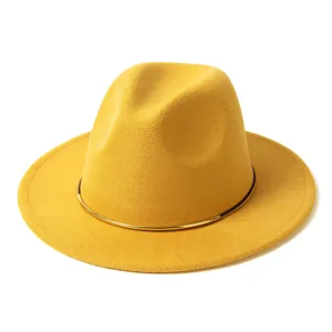 Détail chapeau feutre jaune, texture laine élégante et bande métal élégante vue gros plan.