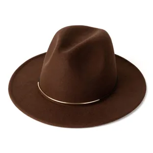 Détail de chapeau fedora en laine marron, bord plat élégant avec accent métallique doré.