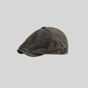 Primer plano del detalle lateral de la gorra plana gris oscura vintage con bordado.