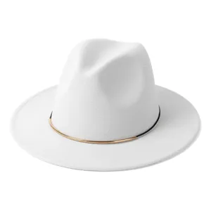 Vue détaillée de chapeau fedora blanc avec bande noire élégante et anneau métallique.