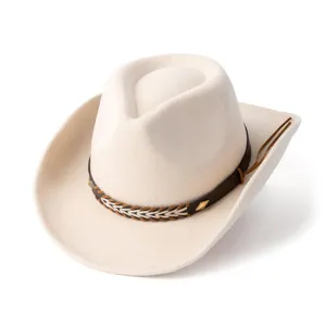 Vue en gros plan du chapeau de cowboy occidental rétro beige avec une bande de cuir tressée.