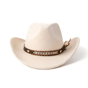 Gros plan sur la bande en cuir tressé et les clous métalliques d'un chapeau de cowboy rétro.