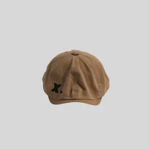 Primer plano detallado de la gorra kaki con bordado negro y paneles estructurados.