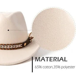 Vue détaillée de la texture du chapeau fedora beige, gros plan sur le tissu en coton.