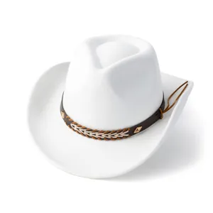 Gros plan détaillé d'un élégant chapeau de cowboy blanc avec une bande en cuir tressé marron.