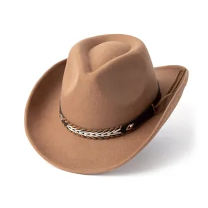 Gros plan détaillé du chapeau de cow-boy marron avec bande en cuir tressé et franges.