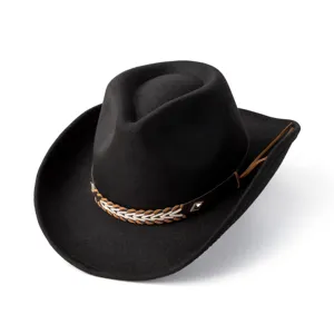 Détail de chapeau de cow-boy western noir avec bande en cuir tressé et détail en métal.