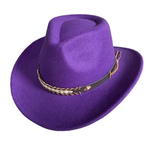 Détail de chapeau fedora violet, style cowboy western vintage avec lanière en cuir.