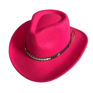Gros plan sur le chapeau de jazz rose vif mettant en valeur sa belle bande en cuir.