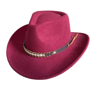 Vue rapprochée du chapeau Fedora jazz bordeaux élégant avec ceinture en cuir tressé.