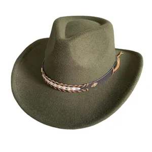 Gros plan détaillé du chapeau de cow-boy en feutre vert foncé avec bande en cuir tressé.