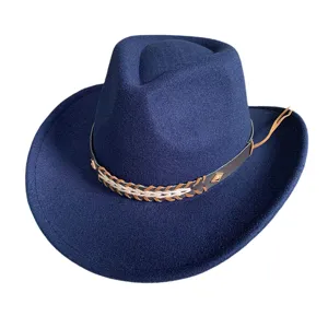 Chapeau fedora bleu marine classique avec ceinture en cuir tressé et clous métalliques.