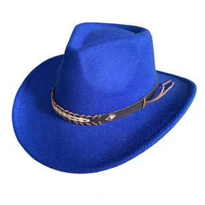 Détail de chapeau fedora bleu roi avec bande en cuir tressé marron et accessoire en métal.