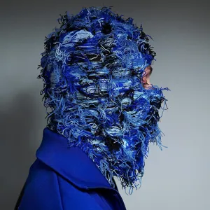 Cagoule en tricot pelucheux bleu masque facial élégant d'hiver chapeau de fête