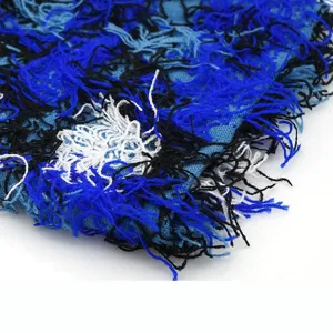Gros plan sur le détail de texture du tissu de cagoule tricoté moelleux bleu noir blanc